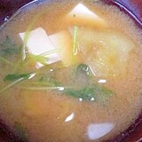 今日のお汁！　「豆腐、さつま芋、三つ葉のお味噌汁」